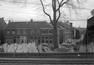 20026 Gezicht op de voorgevels van enkele huizen in de Wagenstraat te Utrecht, uit het westen, met rechts de Bolstraat.